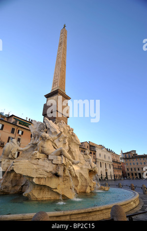 Italia, Roma, Piazza Navona, fontana dei quattro fiumi Foto Stock