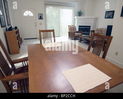Un tavolo da pranzo all'interno di una luminosa California townhouse. Foto Stock