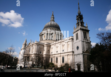 Cattedrale di St Paul e torre della chiesa di St Augustine, Watling Street Foto Stock