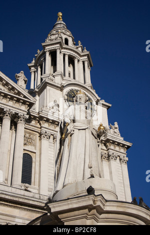 Statua della regina Anna davanti alla torre sud della cattedrale di St Paul, Londra Foto Stock