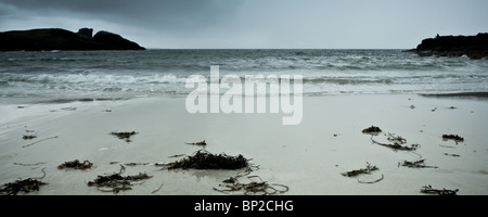 Spiaggia Clachtoll Assynt regione di Sutherland nel Nord Ovest Highlands scozzesi con stagliano pescatore sulle rocce. Foto Stock