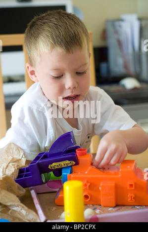 Ragazzo giocando con home fatto suonare un impasto o soft stuff,attività, arte, neonati, bambini, infanzia, argilla, colore, colorato, artigianato, creativ Foto Stock