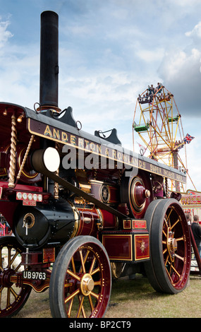 Fowler Showmans motore trazione 'Lion' alimentare vapore corse in fiera a una fiera a vapore in Inghilterra Foto Stock