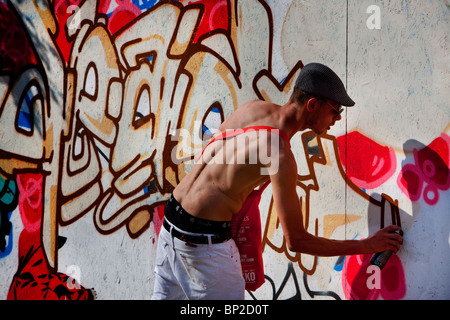 Un uomo di verniciatura di un graffiti presso il festival di Glastonbury, Somerste, REGNO UNITO Foto Stock
