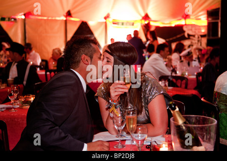 Un paio di baciare in un ristorante presso il festival di Glastonbury, Regno Unito Foto Stock
