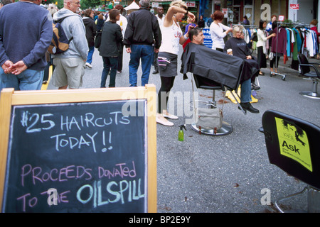 Parrucchiere il taglio di capelli al di fuori sulla strada, Unità commerciale, Vancouver, BC, British Columbia, Canada - Donazione Foto Stock