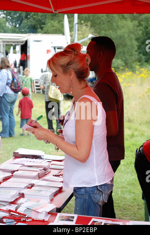 Anne Davies newsreader e il presentatore Tv firma autografi a Robin Hood Festival 2010 Foresta di Sherwood Nottinghamshire Foto Stock