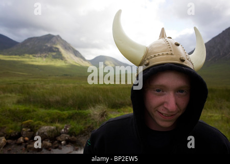 Avvisatore acustico Viking casco ragazzo sulla fertilità pagana Wassail a piedi rito, da Glasgow attraverso Glencoe. Foto Stock