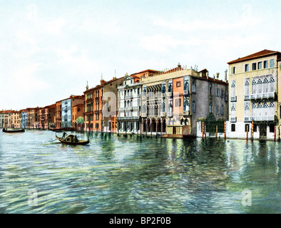 Una vista lungo il Canal Grande a Venezia, Italia, nei primi anni del Novecento. Il secondo edificio da destra è noto come Ca' d'Oro. Foto Stock