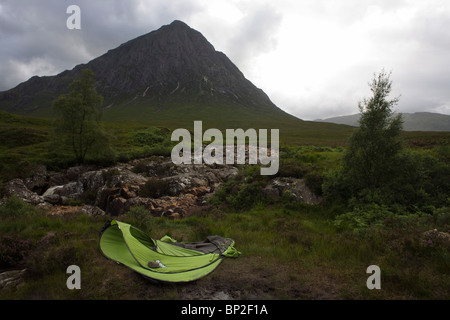 Abbandonato il Quechua tenda e Stob Dearg montagna con Rocky River Coupall nel mezzo di uno scenario magico di Glencoe, Scozia Foto Stock