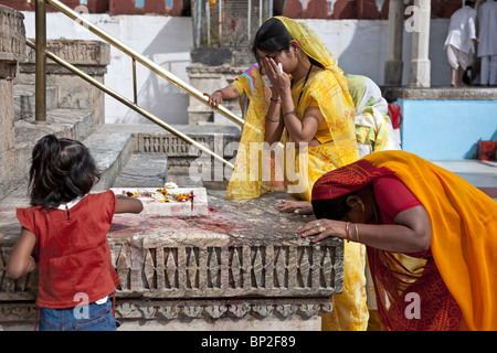 Le donne indiane in preghiera. Shree Jagdish tempio Jain. Udaipur. Il Rajasthan. India Foto Stock