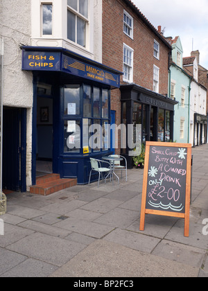 Pesce e Chip shop in Yarm High Street con un segno per 'Chip Butty e un drink in scatola" Foto Stock