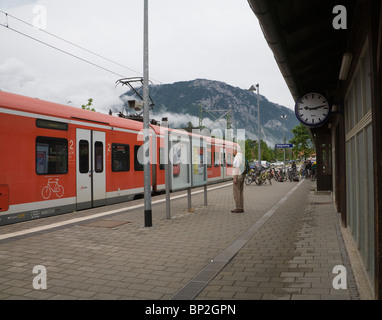 Ruhpolding Baviera Germania Europa il gruppo di bambini della scuola in attesa di salire a bordo di un treno con le loro biciclette Foto Stock
