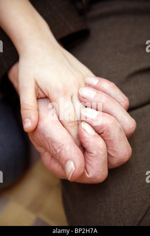 Nipote di mano in un nonno la mano Foto Stock