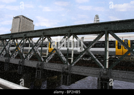 Treno che passa sopra un ponte nella città di Londra Foto Stock