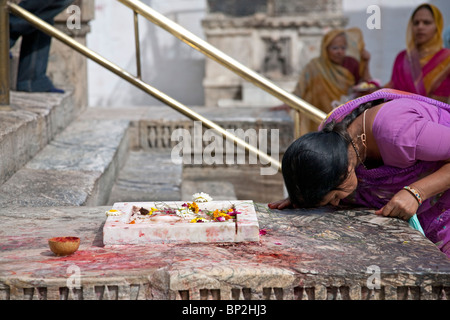 Donna adorare un altare sacro. Shree Jagdish Temple. Udaipur. Il Rajasthan. India Foto Stock