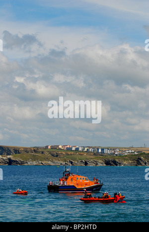 La scialuppa di salvataggio RNLI equipaggio (sea rescue) in Newquay Cornwall Foto Stock