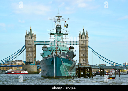 HMS Belfast Fiume Tamigi e il Tower Bridge di Londra Foto Stock