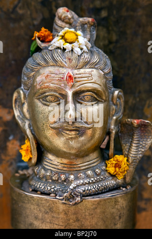 Garuda statua in ottone con fiore offerte. Shree Jagdish Temple. Udaipur. Il Rajasthan. India Foto Stock