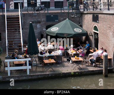 Occupato estate outdoor cafe accanto al canal Oudegracht nel centro di Utrecht nei Paesi Bassi Foto Stock