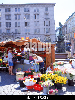 Bancarelle di fiori in outdoor, mercato Kauppatori Market Square, Helsinki, regione di Uusimaa, la Repubblica di Finlandia Foto Stock