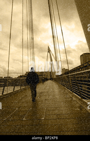 A Londra città ponte sospeso sul Tamigi durante la pioggia Foto Stock