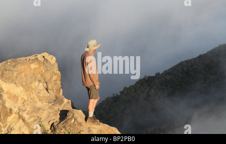 Escursionista al di sopra del Temescal Ridge Trail dal cranio Rock vede la nebbia sopra Temescal Canyon Foto Stock