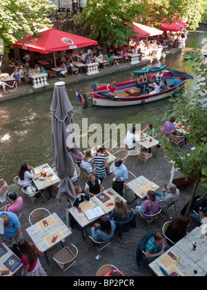 Occupato dehor estivo cafes e ristoranti accanto al canal Oudegracht nel centro di Utrecht nei Paesi Bassi Foto Stock