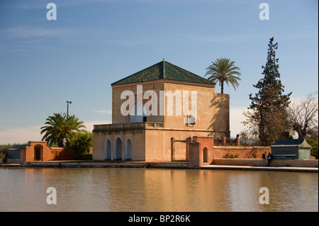 La dinastia saadiane padiglione presso i Giardini Menara in Marrakech con le montagne sullo sfondo Foto Stock