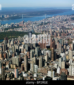 Vista aerea sopra upper east side Harlem George Washington Bridge Manhattan New York City Foto Stock