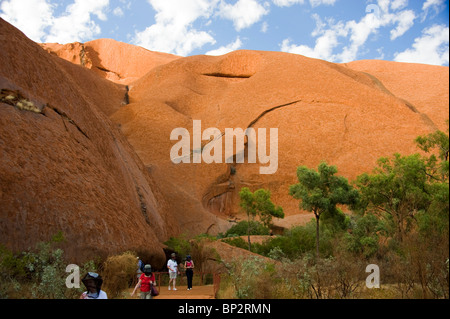 Le persone al Mutijulu waterhole a piedi area di Uluru (Ayers Rock), Australia Foto Stock