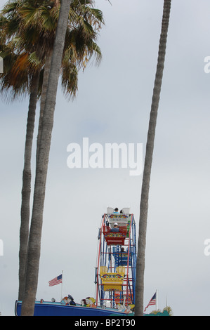 Ruota panoramica Ferris e divertenti attrazioni, Isola Balboa, Newport Beach Foto Stock