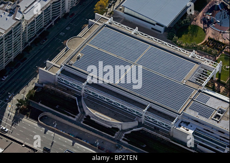 Vista aerea al di sopra del pannello solare tetto Moscone Convention Center di San Francisco in California Foto Stock