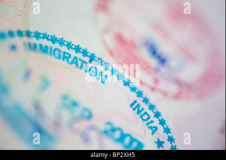 India timbro di immigrazione in un passaporto britannico. Messa a fuoco selettiva Foto Stock