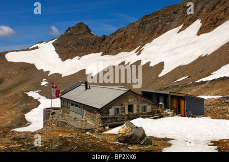 Monte Leone rifugio del Club Alpino Svizzero inmidst dei nevai in primavera, Alpi del Vallese, Vallese, Svizzera Foto Stock