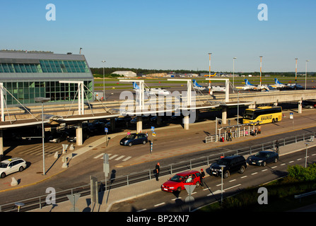 Fermata degli autobus e dei taxi all'aeroporto Helsinki-Vantaa, Helsinki, Finlandia Foto Stock