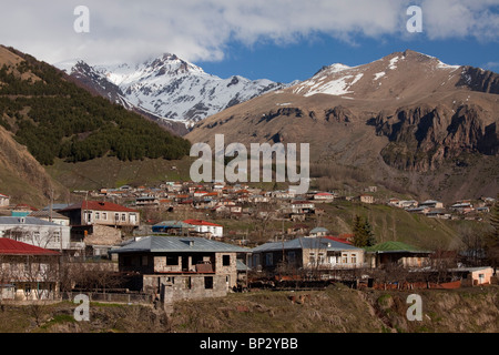 Il villaggio di Stepantsminda o Kazbegi, sotto Kazbegi picco nel Grande Caucaso, Georgia. Foto Stock