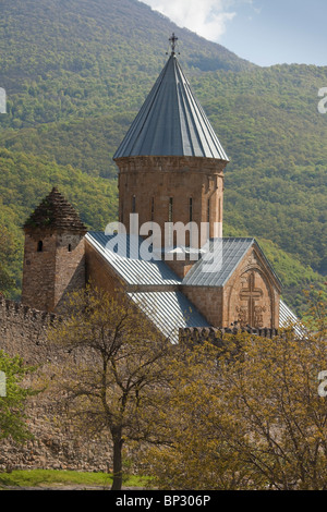 Ananuri - prevalentemente del XVII secolo e difensivo complesso religioso nel Aragvi River Valley, con colline boscose al di là; Georgia. Foto Stock