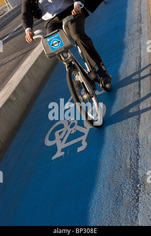 Ciclista rides boris bike su blu barclays superstrada Foto Stock