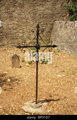 Semplice croce in un vecchio cimitero micenea Kefalonia in Grecia Foto Stock