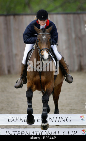 Jodie Kidd Show Jumping a Hickstead. Foto di James Boardman. Foto Stock