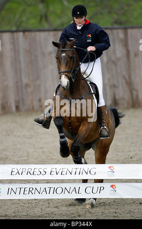 Jodie Kidd Show Jumping a Hickstead. Foto di James Boardman. Foto Stock