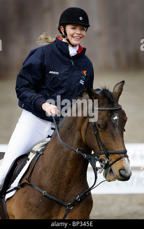 Jodie Kidd Show Jumping a Hickstead. Foto di James Boardman. Foto Stock