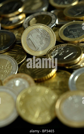 Una pila di un conio di monete metalliche in euro. Foto di James Boardman Foto Stock