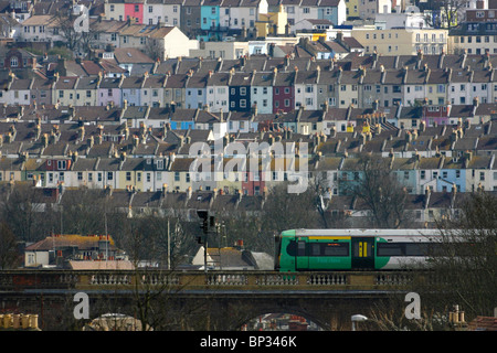 Un treno attraversa un viadotto in Brighton. Foto di James Boardman. Foto Stock