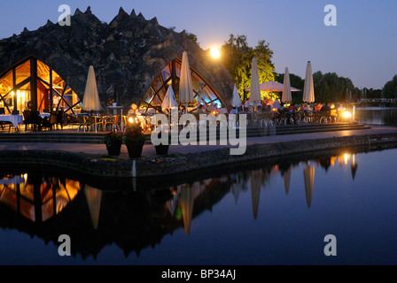 Café dal lago, BUGA Park, Britzer Garten, Bundesgartenschau Park, notte di mezza estate, luna, Britz, Neukoelln, Berlino, Germania. Foto Stock