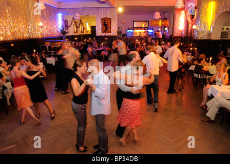 Balli Tango in Claerchens Ballhaus, famoso e tradizionale dance hall, rimanendo sala da ballo degli anni venti, quartiere Mitte di Berlino. Foto Stock