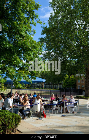 Cafe scene in Duke of York Square, lungo la Kings Road, il Chelsea Foto Stock