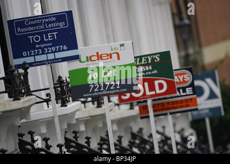 Vendita immobiliare e lasciando le schede proprietà esterno a Hove. Foto di James Boardman. Foto Stock