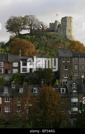 Lewes Castle è visto sopra le righe di case in East Sussex città. Foto di James Boardman. Foto Stock